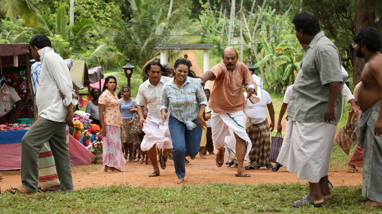 кадр из фильма ඝරසරප