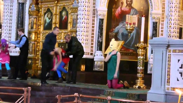 кадр из фильма Показательный процесс: История Pussy Riot