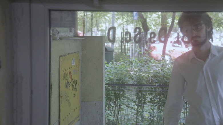 кадр из фильма BRCI *Un Biet Român Credea în Individualitate