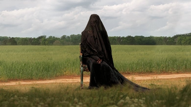 кадр из фильма Женщина во дворе