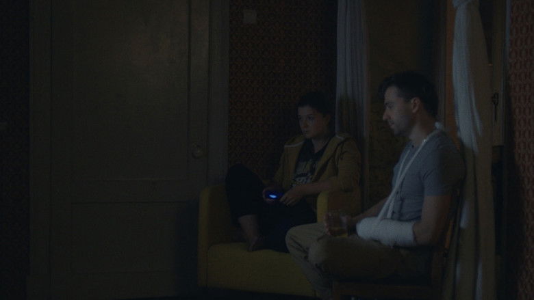 кадр из фильма А под пальто