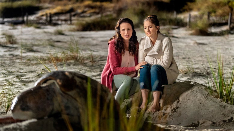 кадр из фильма Дом у пляжа