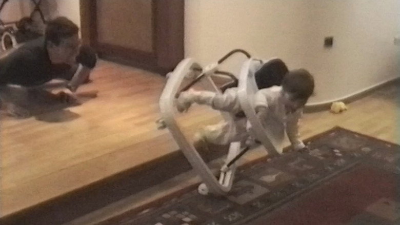 кадр из фильма Παππού, γιαγιά, τι γίνονται τα βίντεό μας αφού πεθάνουμε;