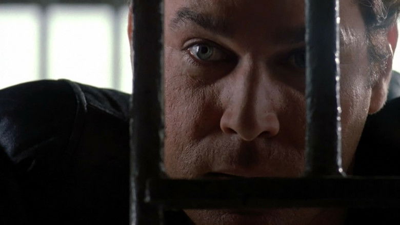 кадр из фильма Незаконное вторжение