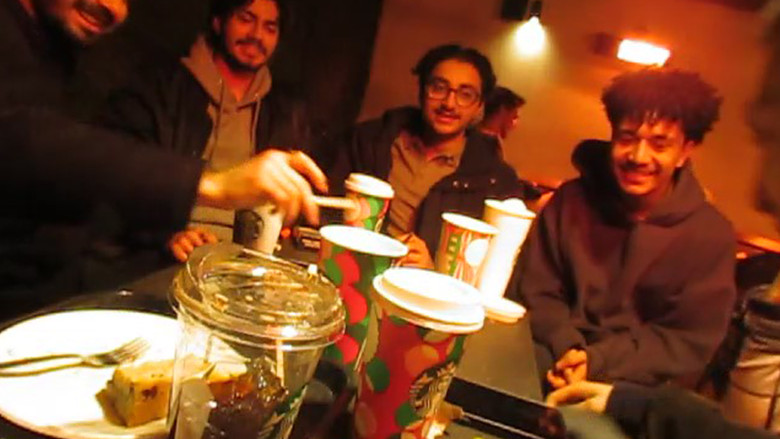 кадр из фильма bu dünyanın sonu değil