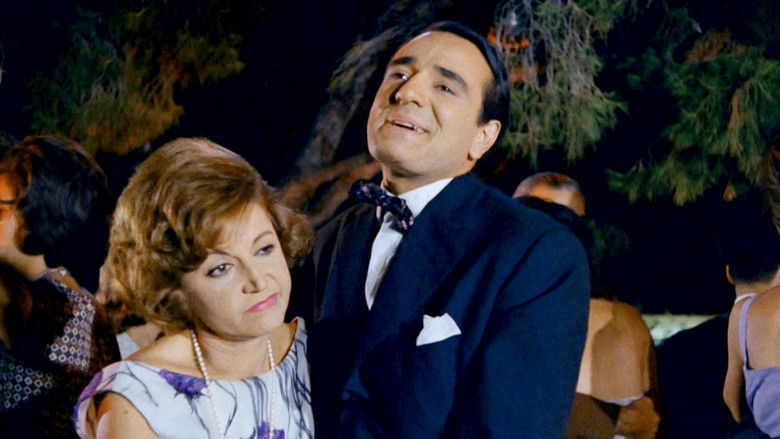 кадр из фильма Μερικοί Το Προτιμούν Κρύο...