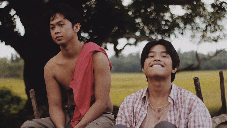 кадр из фильма Ang Nagliliyab na Kasaysayan ng Pamilya Dela Cruz