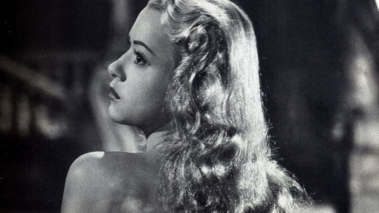 кадр из фильма El ángel desnudo