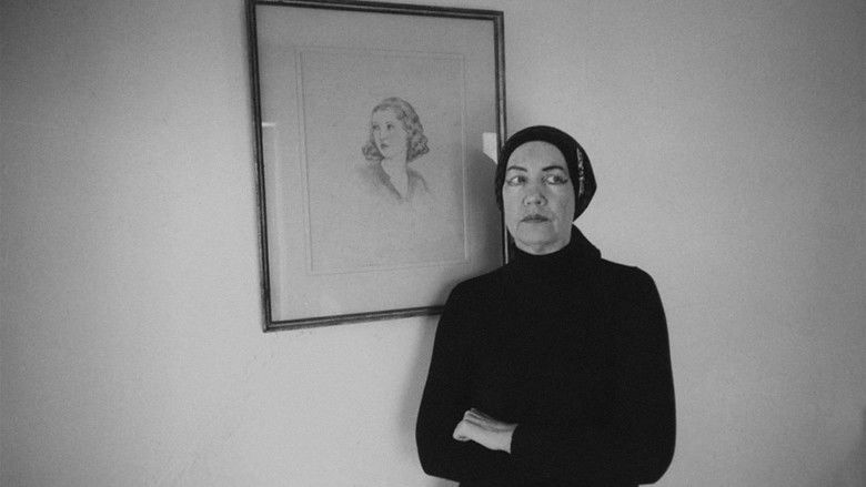 кадр из фильма Серые сады