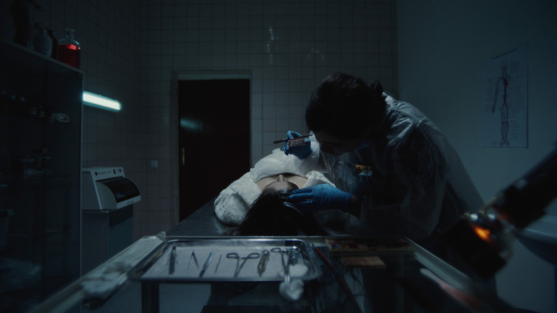 кадр из фильма Гроботерапия