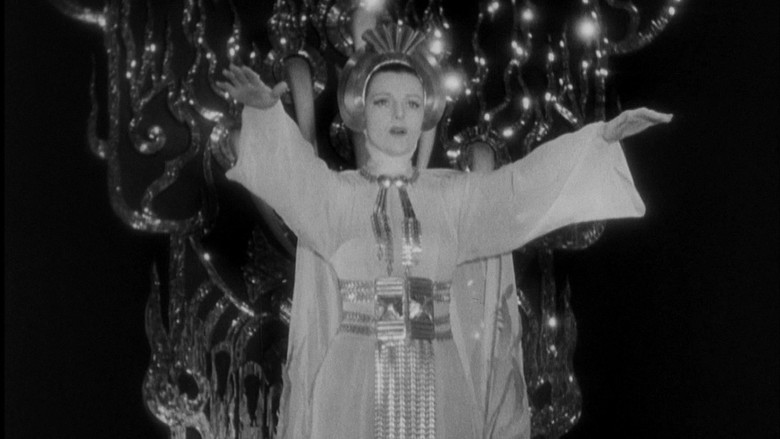 кадр из фильма Она