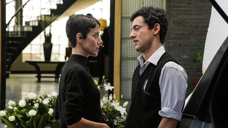 кадр из фильма Elvira, te daría mi vida pero la estoy usando