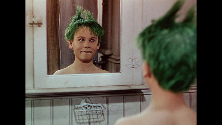 кадр из фильма Мальчик с зелеными волосами