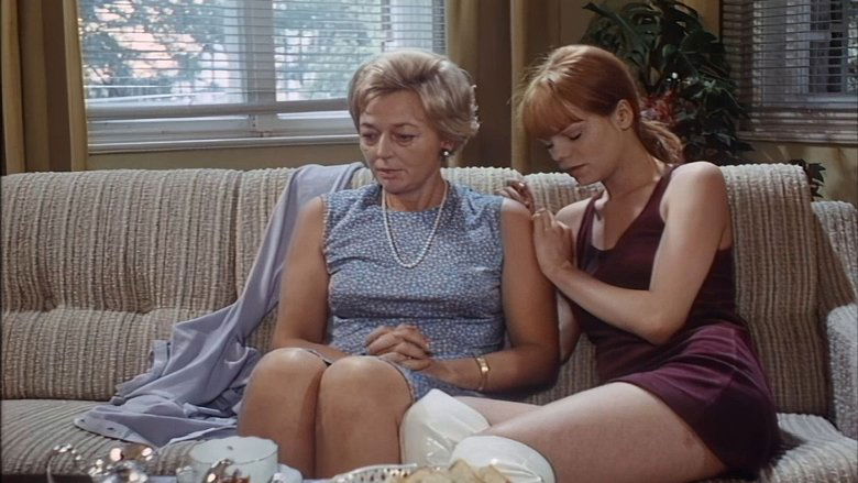 кадр из фильма Доклад о школьницах: То, что родители считают невозможным