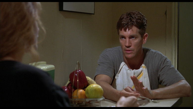 кадр из фильма Love Is a Gun