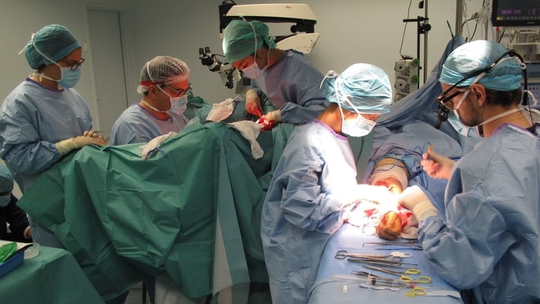 кадр из фильма Burning Out, dans le ventre de l'hôpital