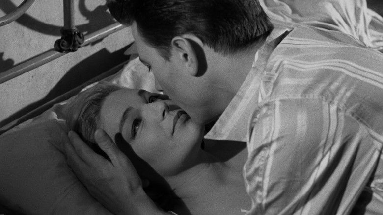 кадр из фильма Путь в высшее общество