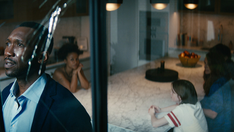 кадр из фильма Оставить мир позади