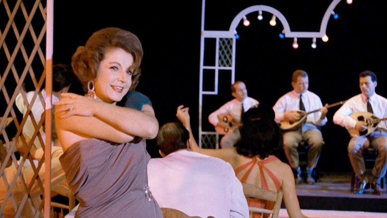 кадр из фильма Μερικοί Το Προτιμούν Κρύο...