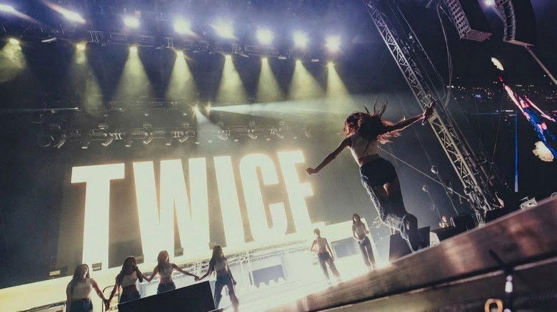 кадр из фильма TWICE: Up Next - Lollapalooza Chicago 2025