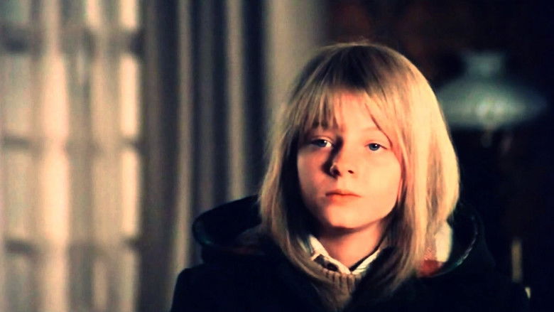 кадр из фильма Девочка живущая вниз по переулку