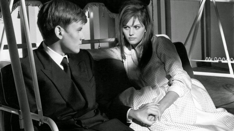 кадр из фильма Девушка с чемоданом