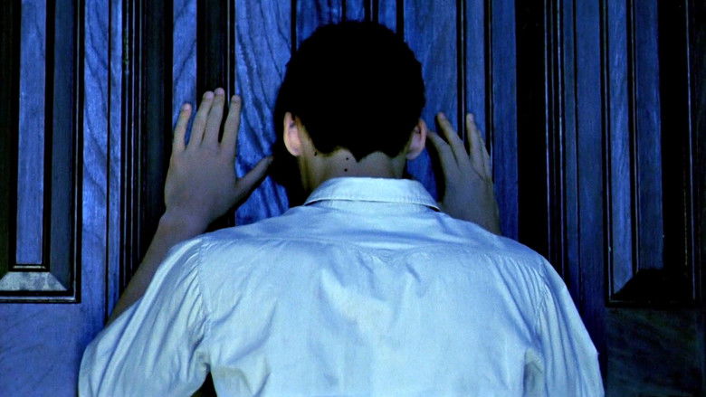 кадр из фильма За стеклом