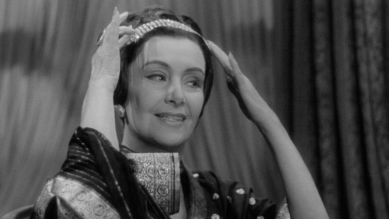 кадр из фильма Странная графиня