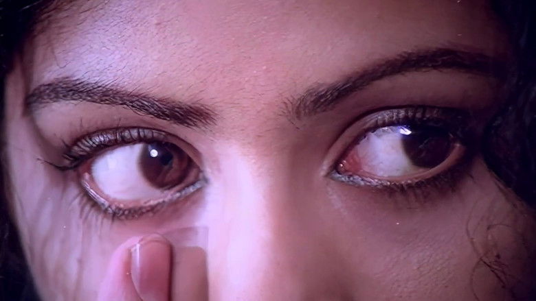 кадр из фильма வறுமையின் நிறம் சிவப்பு