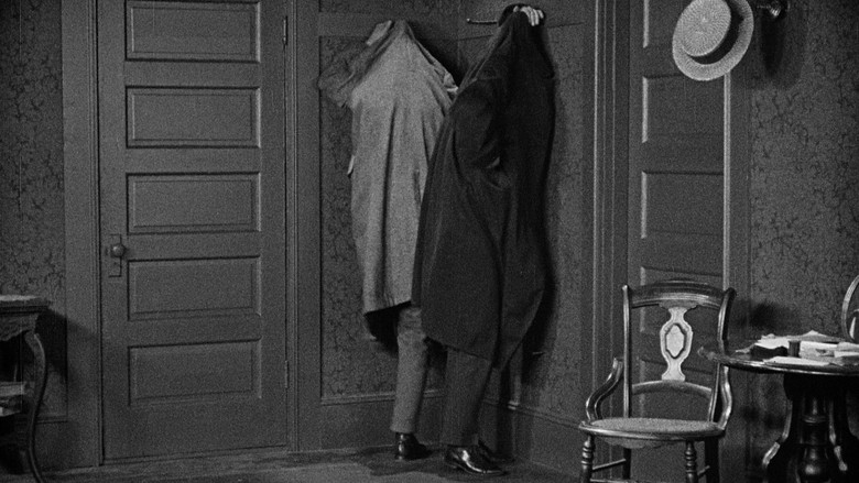 кадр из фильма Наконец в безопасности!