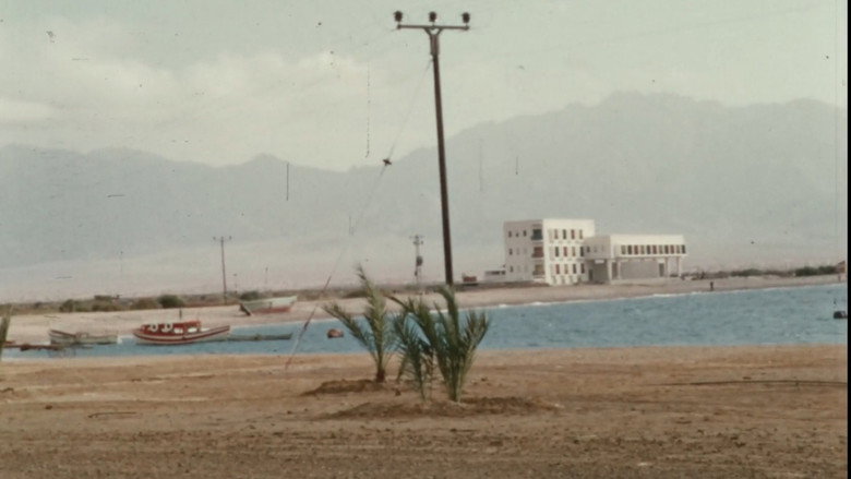 кадр из фильма יומן הקיבוץ המאוחד מס' 13 - מחזור בני הקיבוץ באילת