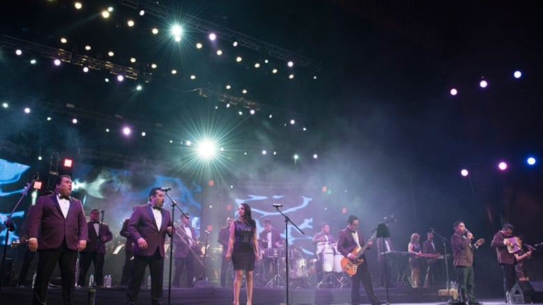 кадр из фильма Los Ángeles Azules: Cumbia Sinfónica