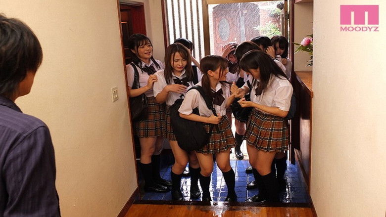 кадр из фильма MIRD-200 制服びしょ濡れ雨宿り 濡れ透け姉と友達の10人に襲われて中出ししまくった大雨の放課後 - 向井藍