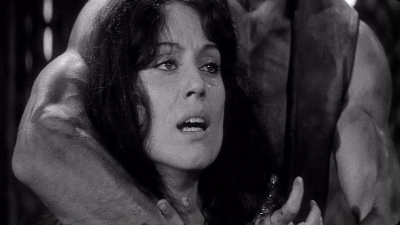 кадр из фильма Молот ведьм