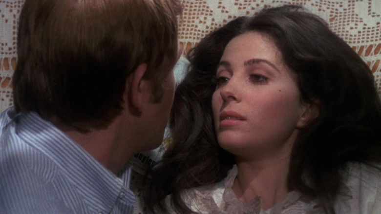 кадр из фильма Кукла на цепи