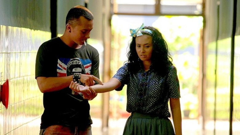 кадр из фильма Yang Tidak Dibicarakan Ketika Membicarakan Cinta