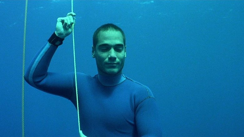 кадр из фильма Голубая бездна