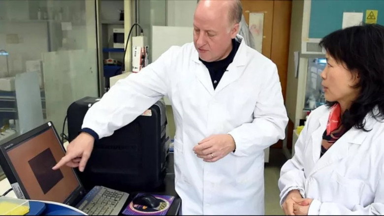 кадр из фильма Covid, le secret des origines