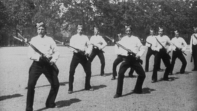кадр из фильма Gardes à pied : exercices à la baïonnette