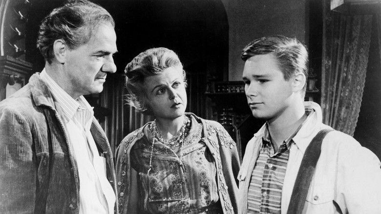 кадр из фильма Всё рушится