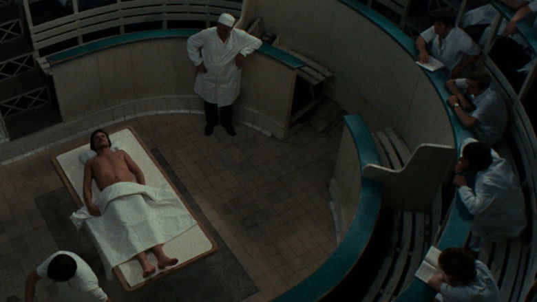 кадр из фильма Короткая ночь стеклянных кукол