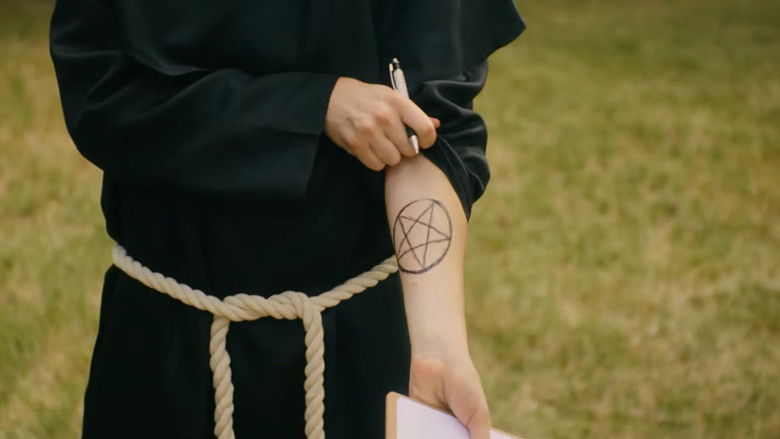 кадр из фильма We Joined A Cult