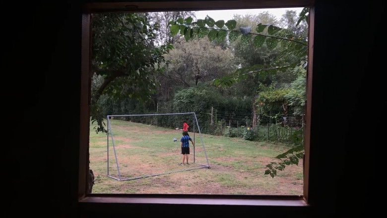 кадр из фильма Mis hermanos juegan al futbol