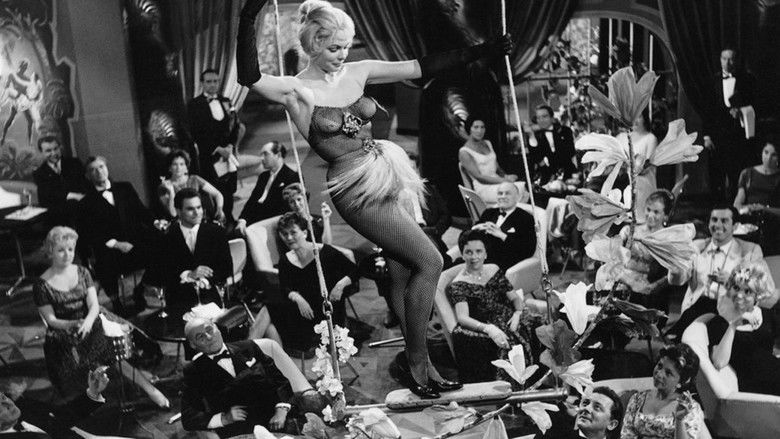 кадр из фильма Mädchen für die Mambobar