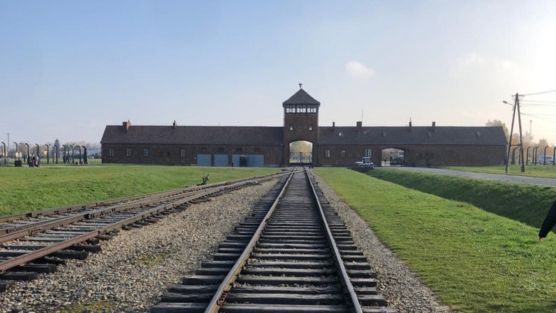 кадр из фильма La mémoire pour sépulture