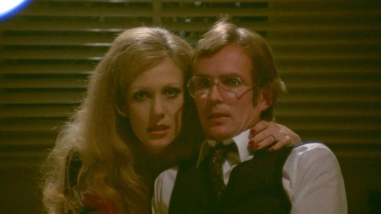 кадр из фильма Куколки за колючей проволокой