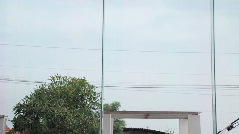 кадр из фильма Benang Dalam Awan