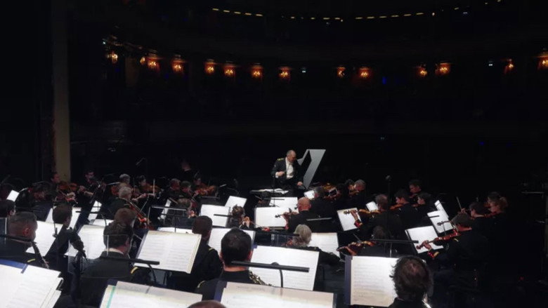 кадр из фильма L'Orchestre de la Garde Républicaine à l'Opéra-Comique