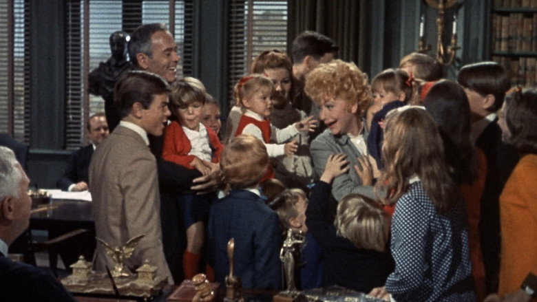 кадр из фильма Твои, мои и наши