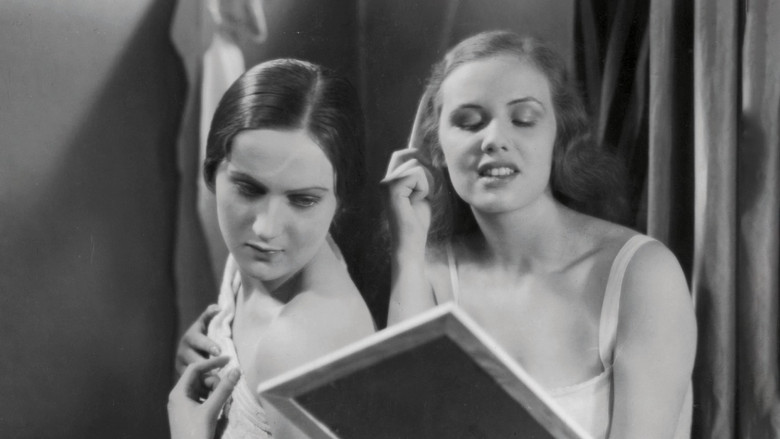 кадр из фильма Девушки в униформе